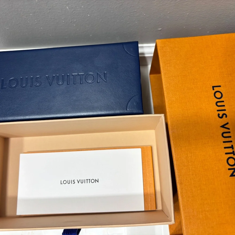 LV Jewel Square Sunglasses - Picture 9 of 10